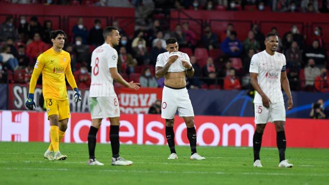 Los jugadores del Sevilla se lamentan en el partido ante el Lille (Foto: Kiko Hurtado).