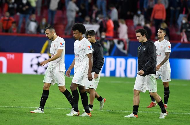 Los jugadores del Sevilla lamentan la derrota ante el Lille (Foto: Kiko Hurtado).