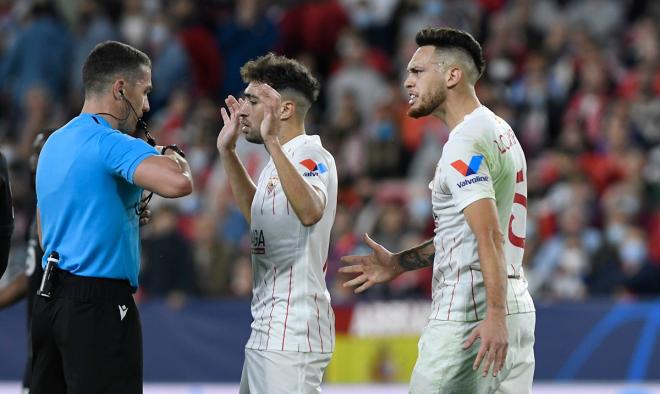 Munir y Ocampos, desquiciados con el árbitro del Sevilla - Lille. (Foto: Kiko Hurtado).