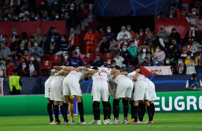 La piña de los jugadores del Sevilla antes de jugar contra el Lille (Foto: Kiko Hurtado).