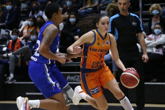 Un tercer cuarto perfecto afianza a Valencia Basket en el liderato (67-42)
