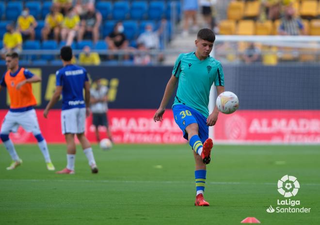 Álvaro Bastida, en un calentamiento del Cádiz CF, citado con España sub 19 (Foto: LaLiga).