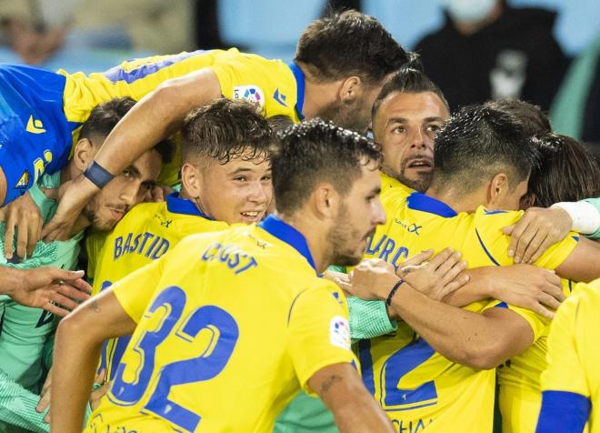 Bastida, Chust, Negredo, Iza, Alarcón y Espino, entre otros, celebran un gol del Cádiz CF (Foto: