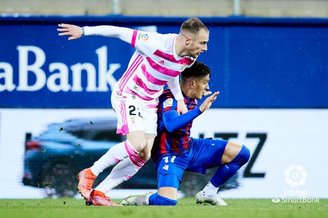 Pierre Cornud pugna con Corpas durante el Eibar-Real Oviedo (Foto: LaLiga).