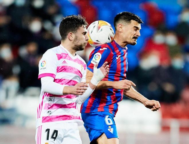 Jimmy lucha un balón con Edu Expósito durante el Eibar-Real Oviedo (Foto: LaLiga).