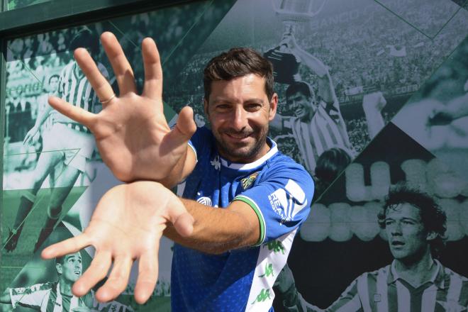 Pablo Domínguez Lagares, doblador oficial de Goku en España, posa con la camiseta del Betis. (Foto: Kiko Hurtado).