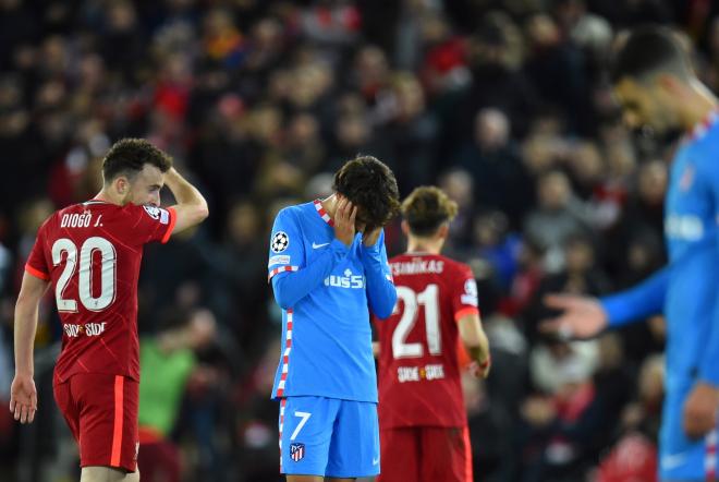 Joao Félix se lamenta en el Liverpool-Atlético de Madrid (Foto: EFE).