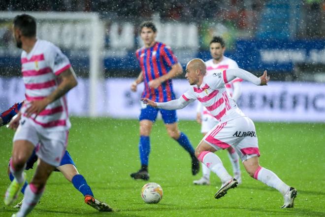 Jorge Pombo conduce durante el partido ante la SD Eibar (Foto: Real Oviedo).