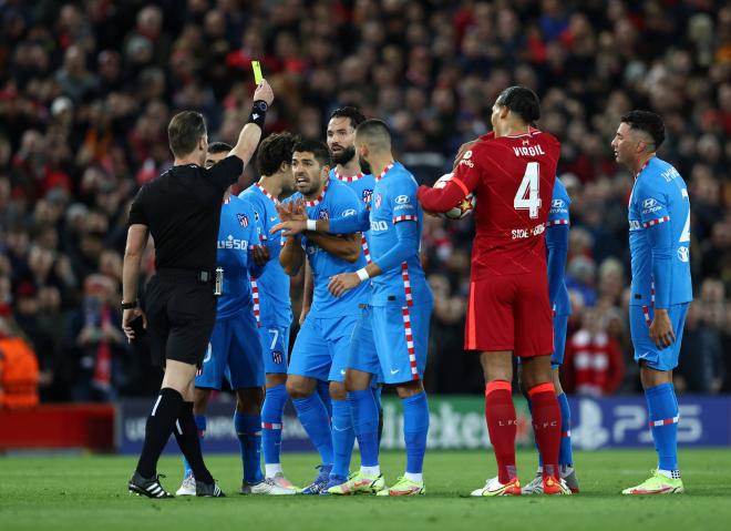 Luis Suárez ve la amarilla por protestar en el Liverpool-Atlético de Madrid (Foto: Cordon Press).