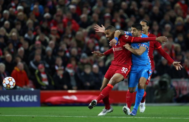 Luis Suárez pelea un balón con Matip en el Liverpool-Atlético de Madrid (Foto: Cordon Press).