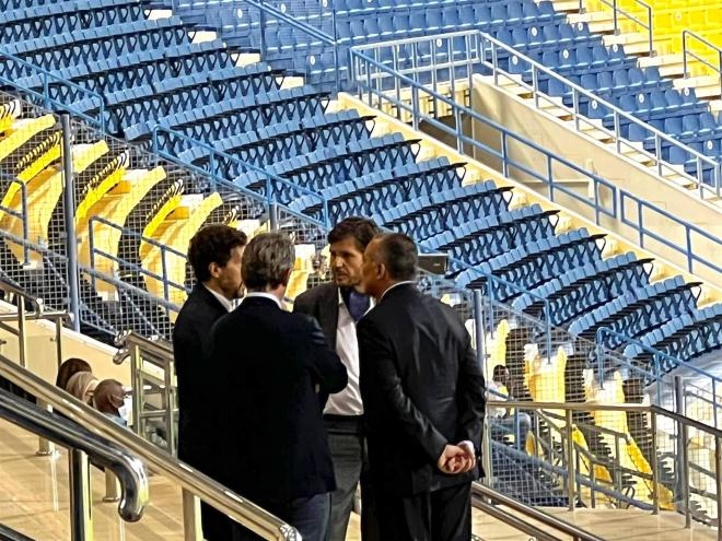 Mateu Alemany y Rafa Yuste se han reunido con el entorno de Xavi Hernández en el palco del Al Gharrafa Stadium.