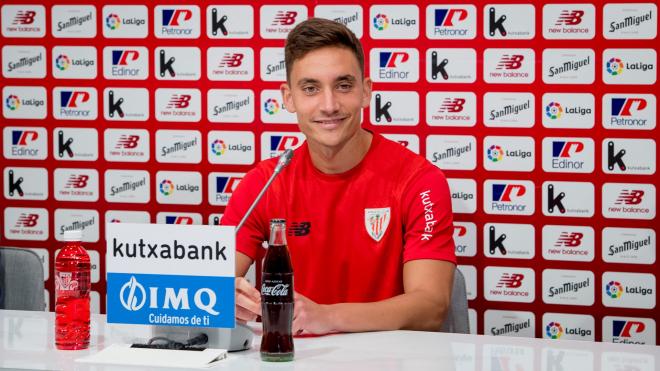 El lateral Alex Petxarroman sonríe en la sala de prensa de Lezama (Foto: Athletic Club).