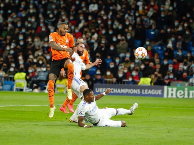 Fernando dispara delante de Fernando y Alaba en el Real Madrid-Shakhtar (Foto: Cordon Press).