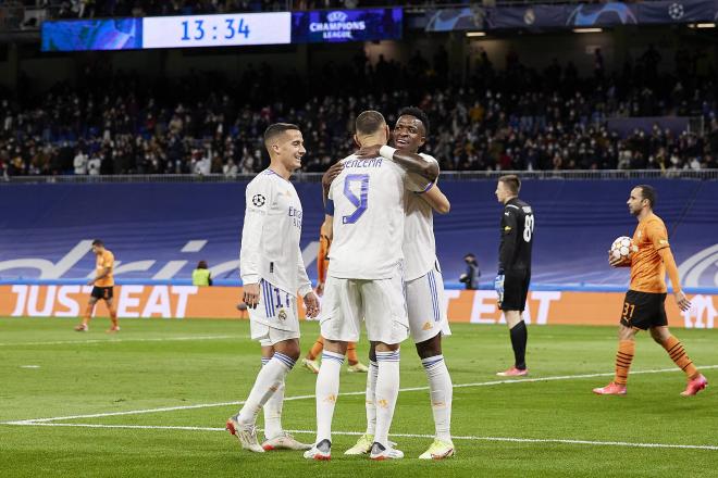 Lucas Vázquez, Benzema y Vinícius celebran un gol en el Real Madrid-Shakhtar (Foto: Cordon Press)