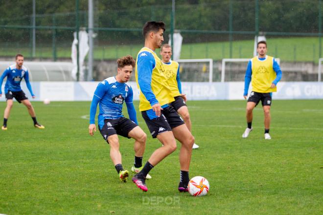 Pablo Trigueros controlando un balón en Abegondo (Foto: RCD).