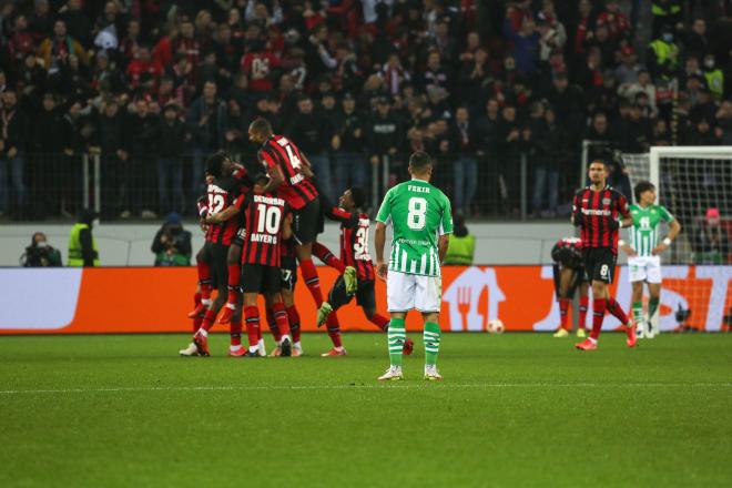 El Bayer Leverkusen celebra uno de sus goles al Betis (Foto: Javier Martín Pérez).