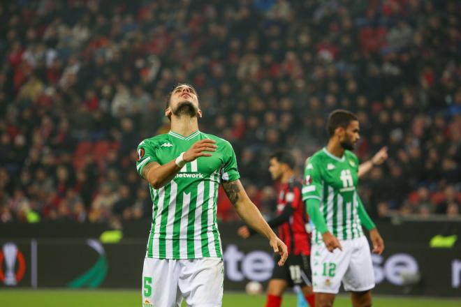 Marc Bartra se lamenta en el partido del BayArena (Foto: Javier Martín Pérez).