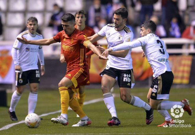 Zapater, durante Burgos-Real Zaragoza (Foto: LaLiga)