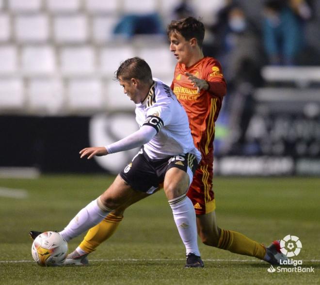 Francés en un lance durante el Burgos-Real Zaragoza (Foto: LaLiga).