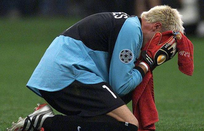 Cañizares llora tras la final de Champions ante el Bayern de Múnich en 2001 que se decidió en los penaltis.