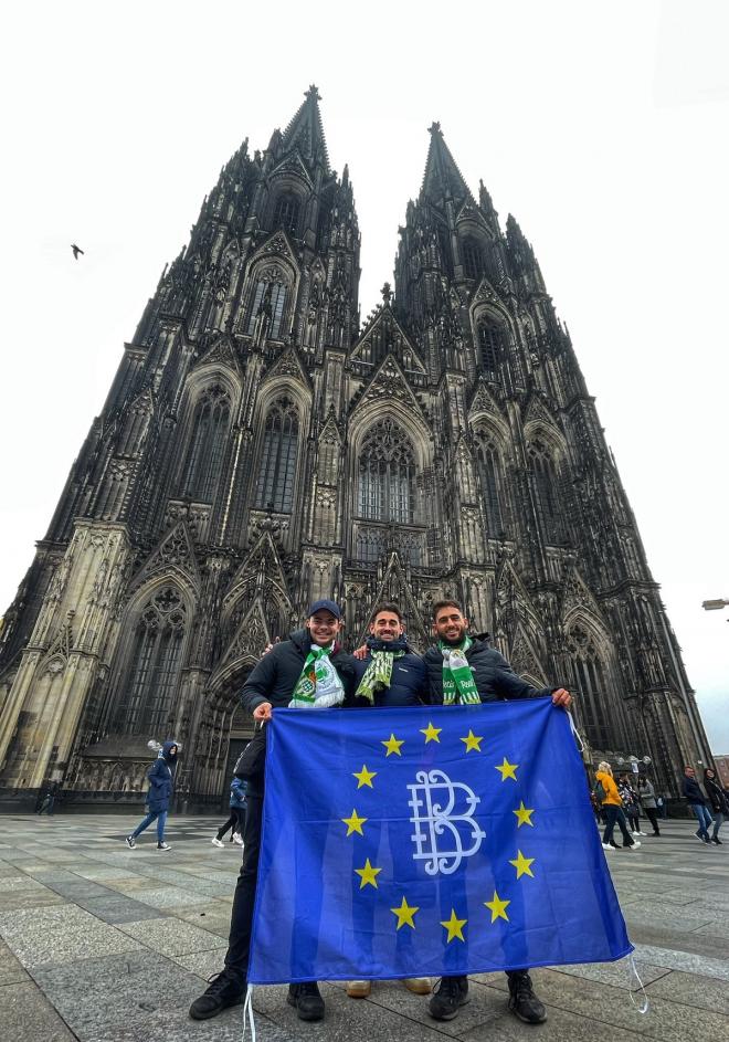 Adolfo López, junto a la Catedral de Colonia en su viaje para ver al Betis (Foto: @adolfolp9).