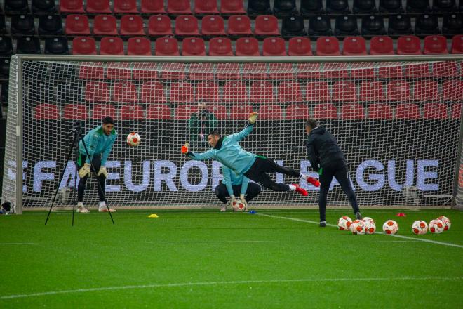 Los porteros del Betis, entrenando en Leverkusen (Foto: Javier Martín Pérez).