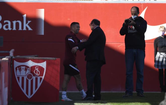 José Castro saluda al Papu Gómez en el entrenamiento de este jueves (Foto: Kiko Hurtado).