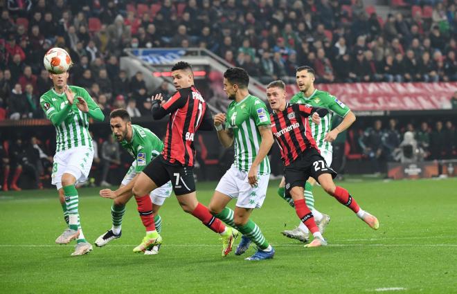 Marc Bartra y Víctor Ruiz, en el Leverkusen-Betis (Foto: Cordon Press).