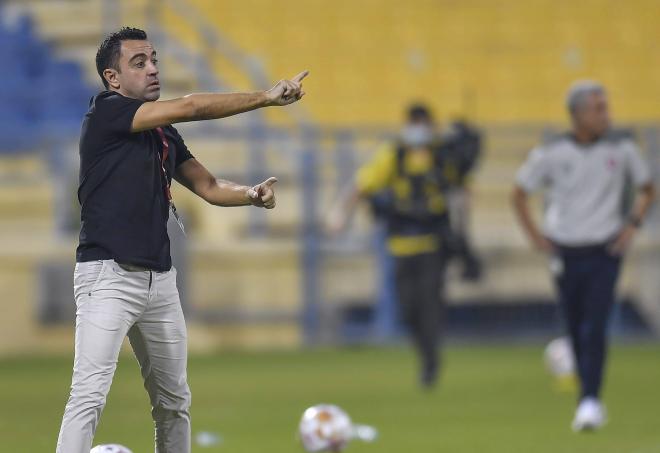 Xavi Hernández da indicaciones a sus jugadores durante un partido (FOTO: Cordón Press).