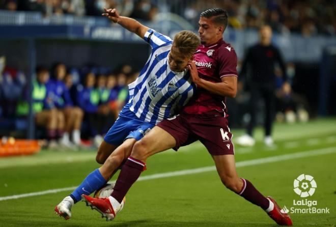 Paulino pelea con Cristo por un balón en el Málaga-Real Sociedad B (Foto: LaLiga).