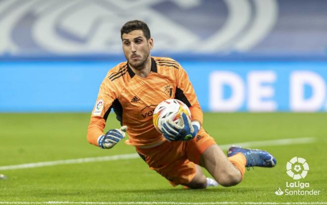 Sergio Herrera atrapa un balón durante el Real Madrid-Osasuna (Foto: LaLiga).