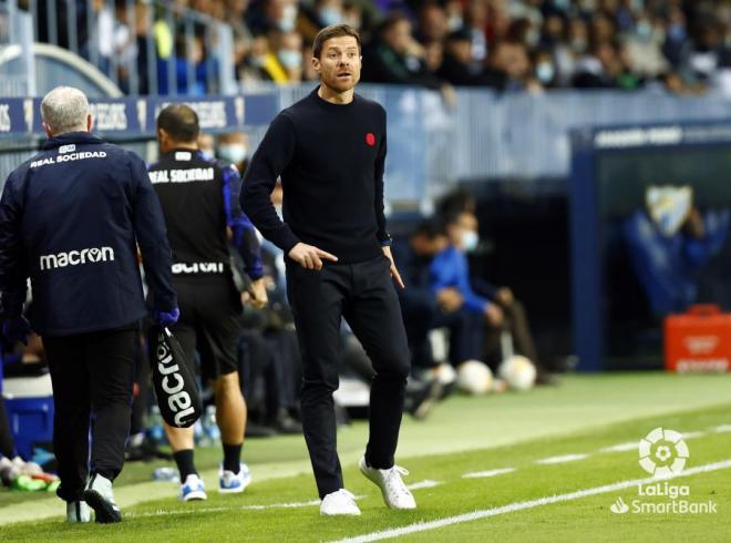 Xabi Alonso da indicaciones a sus jugadores durante el Málaga-Sanse (Foto: LaLiga).