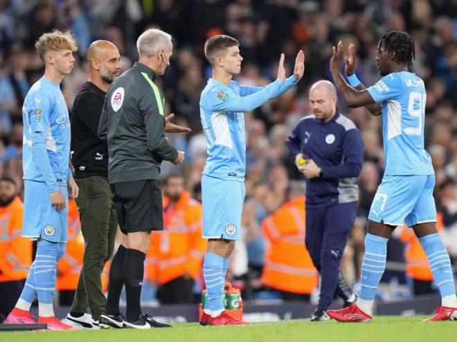 Guardiola contempla a varios canteranos durante un partido con el Manchester City (Foto: Manchester