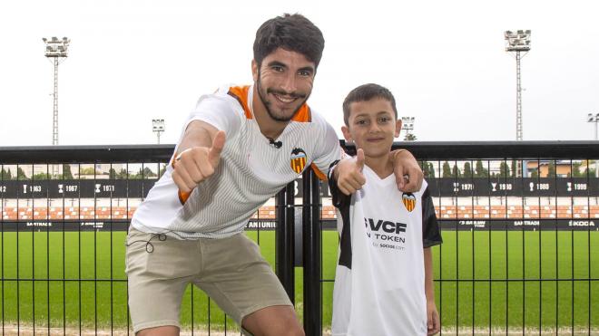 Carlos Soler le da una sorpresa a un niño que tiene que dejar el fútbol por una enfermedad rara