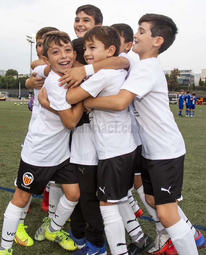 Carlos Soler le da una sorpresa a un niño que tiene que dejar el fútbol por una enfermedad rara