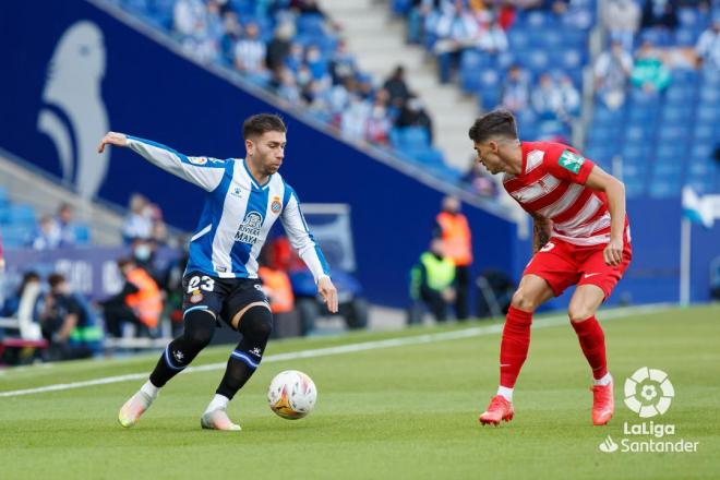 Adrián Embarba encara a Carlos Neva (Foto: LaLiga).