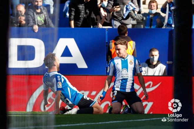 Adrià Pedrosa celebra su gol en el Espanyol-Granada (Foto: LaLiga).