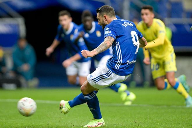 Borja Bastón en la acción del penalti ante Las Palmas (Foto: Real Oviedo).