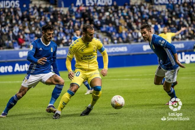 Costas ante Jesé, durante el Real Oviedo-Las Palmas (Foto: LaLiga).