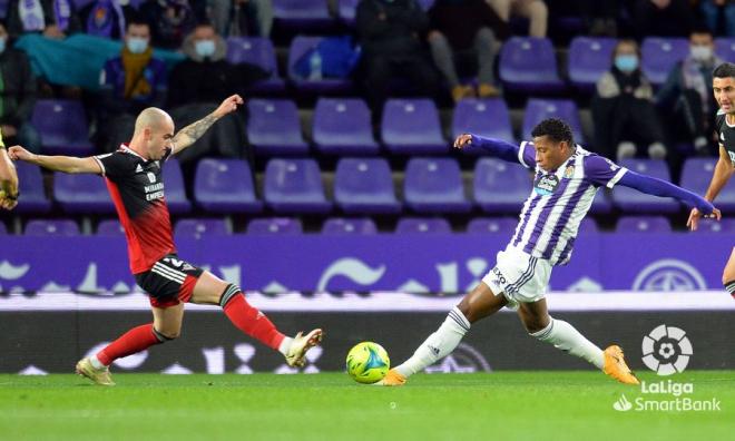 Gonzalo Plata pugna un balón durante el Valladolid-Mirandés (Foto: LaLiga).