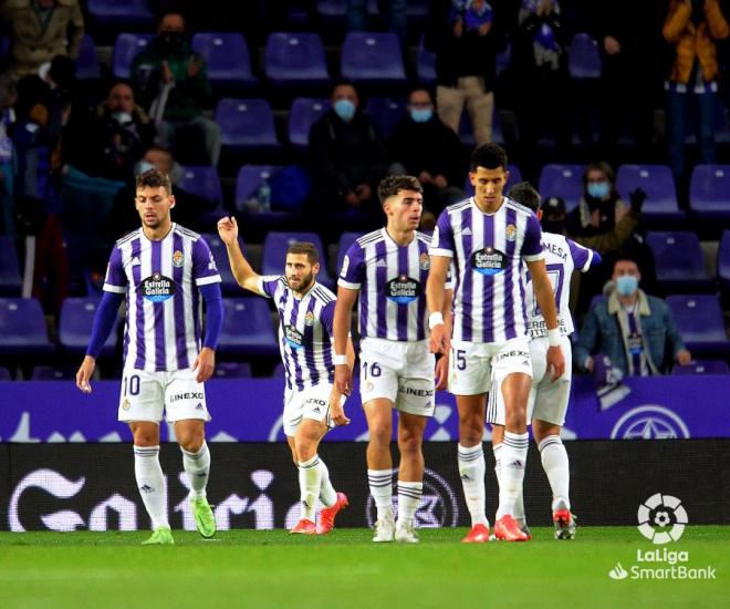 El Real Valladolid, tras el gol de Shon Weissman al CD Mirandés.