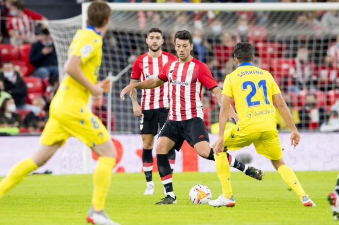 Mikel Vesga, titular en la derrota ante el Cádiz en San Mamés (Foto: Athletic Club).