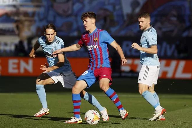 Denis Suárez y Javi Galán presionan a Gavi durante el Celta-Barcelona en Balaídos (Foto: LaLiga)