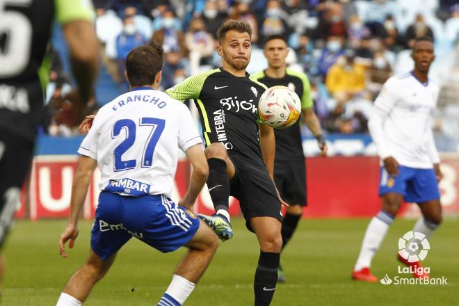 Fran Villalba controla el balón durante el Real Zaragoza-Real Sporting en La Romareda (Foto: LaLig