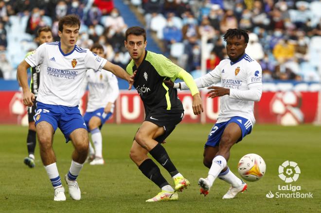 Pedro Díaz juega la pelota durante el Real Zaragoza-Real Sporting en La Romareda (Foto: LaLiga).