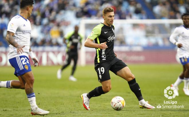 Bogdan conduce la pelota durante el Real Zaragoza-Real Sporting en La Romareda (Foto: LaLiga).