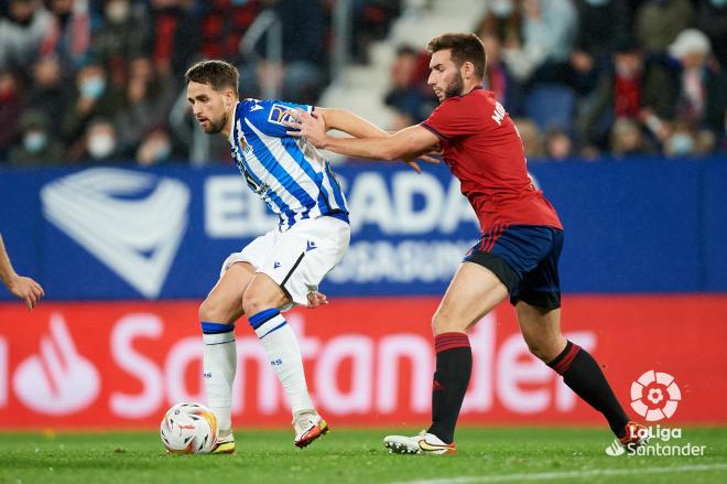 Adnan Januzaj, cuyo agente sabe el interés del Nápoles en su fichaje, protege la pelota (Foto: LaLiga).