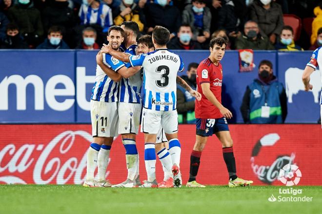 La Real Sociedad celebra el gol de Mikel Merino a Osasuna en El Sadar (Foto: LaLiga).