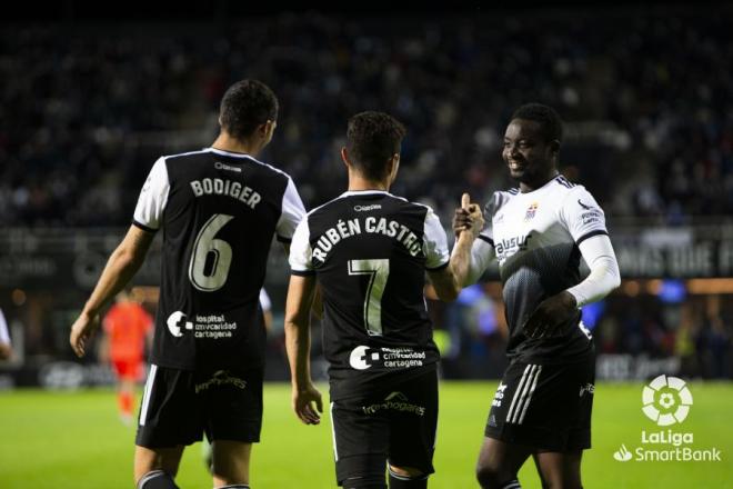 Dauda y Bodiger celebran uno de los goles de Rubén Castro en el Cartagena-Málaga.