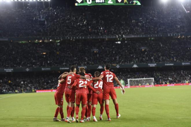 La plantilla del Sevilla FC celebra su gol al Betis (Foto: Kiko Hurtado)